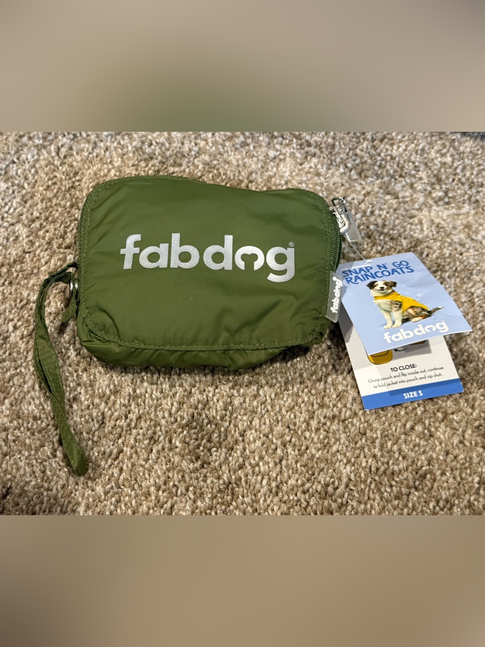 New with tags Fabdog Olive Green Packable Dog Raincoat Pouch size small